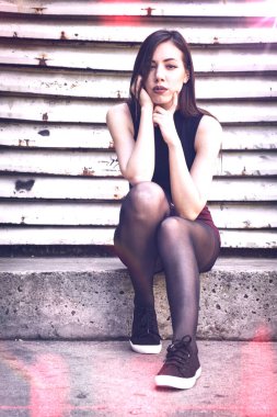 Dışarıda poz veren güzel genç bir kadın.