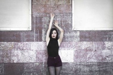 Dışarıda poz veren güzel genç bir kadın.