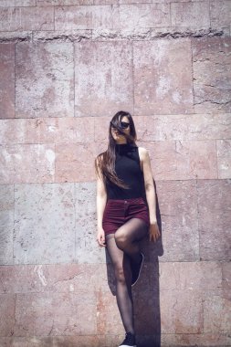 Dışarıda poz veren güzel genç bir kadın.