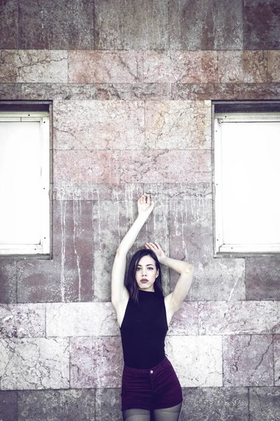 Vacker Ung Kvinna Poserar Utomhus — Stockfoto