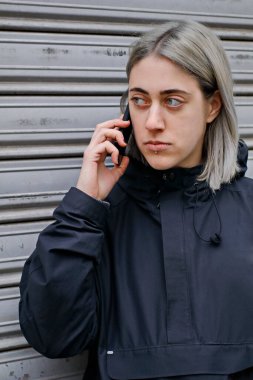 Akıllı telefon kullanan gümüş saçlı bir kızın portresi.