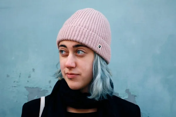 Retrato Jovem Mulher Com Boné Rosa Cabelo Prateado — Fotografia de Stock