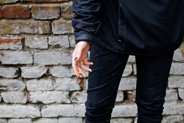 Женская Рука Черным Лаком Ногтей Сигаретой — стоковое фото