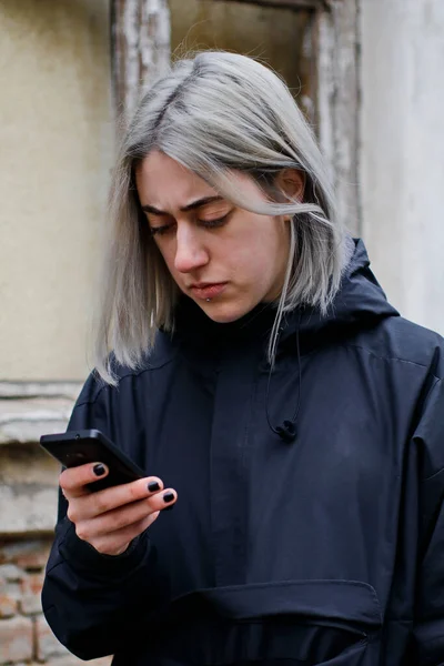 Портрет Девушки Серебристыми Волосами Помощью Смартфона Улице — стоковое фото