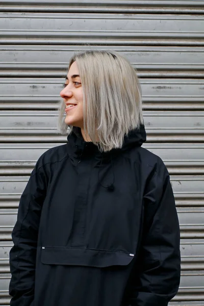 Retrato Una Chica Pelo Plateado Vestida Negro Sobre Fondo Metálico — Foto de Stock