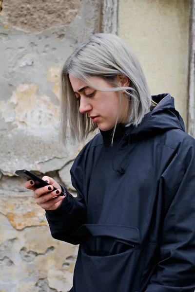 Retrato Una Chica Con Cabello Plateado Usando Smartphone Calle — Foto de Stock