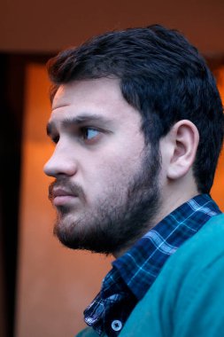 Sakallı adamın portresini kapat. 