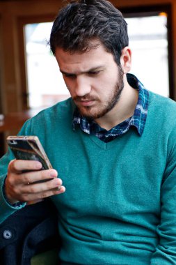 Telefonu kullanan adamı kapat. 