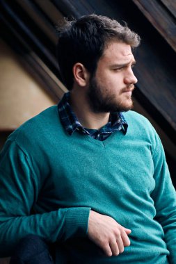 Sakallı adamın portresini kapat. 