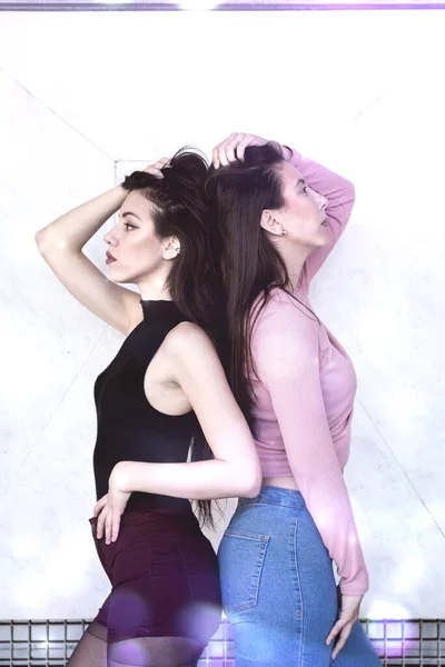 Two Models Posing Back Back Wall — Fotografia de Stock