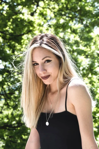 Portrait Smiling Young Blonde Woman — Stock Photo, Image