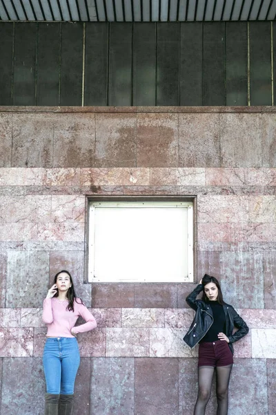 Two Stylish Women Posing Old Building Wall — Foto Stock