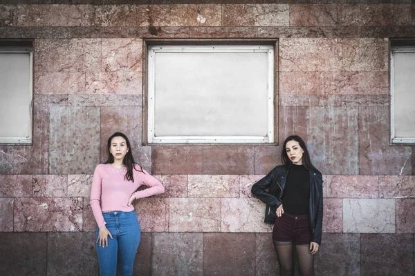 Two Stylish Women Posing Old Building Wall — 스톡 사진