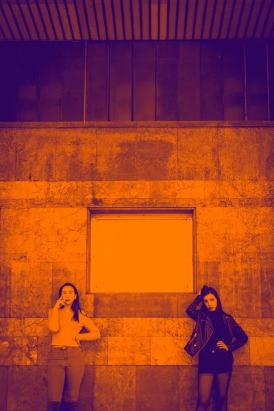 Тонизированный Снимок Двух Стильных Женщин Позирующих Стены Старого Здания — стоковое фото