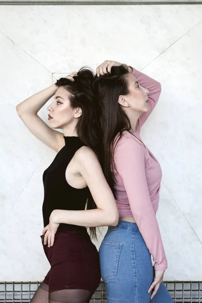 Two Models Posing Back Back Wall — Φωτογραφία Αρχείου