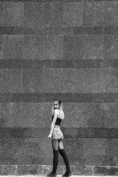 Young Stylish Woman Posing Building Wall Black White — ストック写真