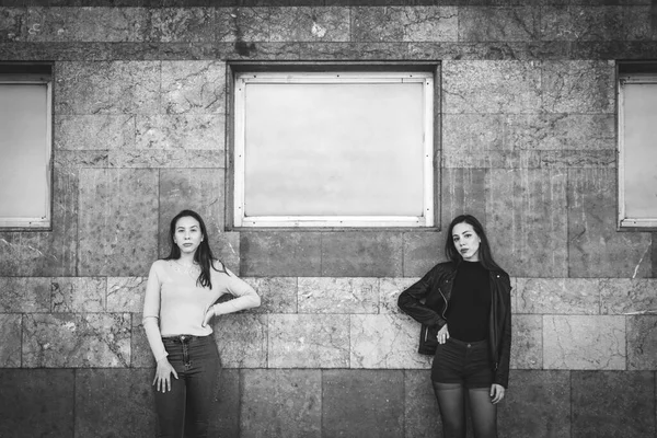 Two Stylish Women Posing Old Building Wall Black White — Φωτογραφία Αρχείου