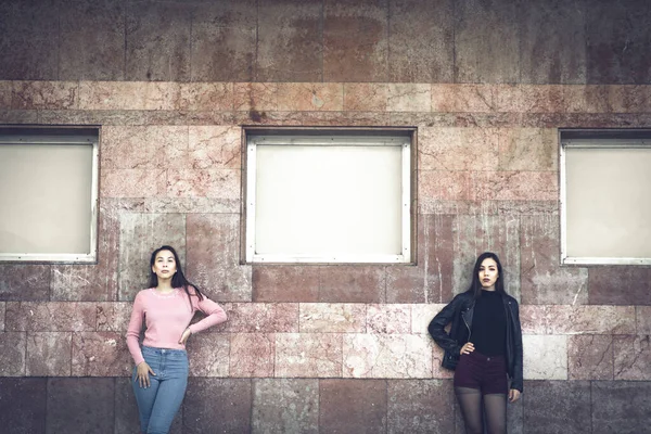 Two Stylish Women Posing Old Building Wall 로열티 프리 스톡 이미지