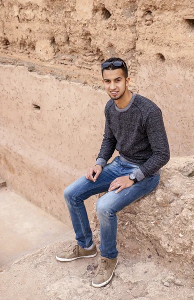 阿拉伯年轻人戴着牙套 — 图库照片