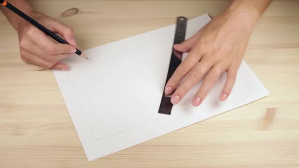 Woman draws lines — Stock Video