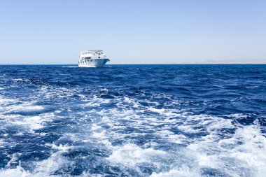 red Sea'deki/daki beyaz tekne