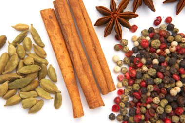 Ürün yelpazesine baharat beyaz arka plan üzerinde