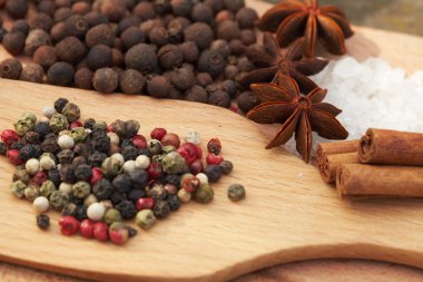 Ahşap arka plan üzerinde çeşitli baharatlar