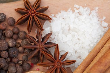 Ahşap arka plan üzerinde çeşitli baharatlar