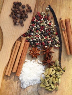 Ahşap arka plan üzerinde çeşitli baharatlar