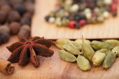 Ahşap arka plan üzerinde çeşitli baharatlar