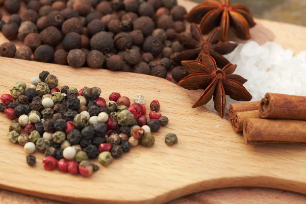 Ahşap arka plan üzerinde çeşitli baharatlar