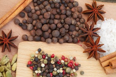 Ahşap arka plan üzerinde çeşitli baharatlar