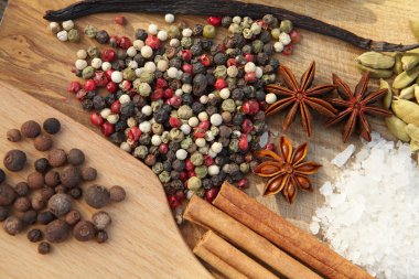 Ahşap arka plan üzerinde çeşitli baharatlar