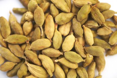 Beyaz arka plan üzerinde kakule