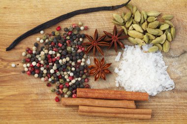 Ahşap arka plan üzerinde çeşitli baharatlar