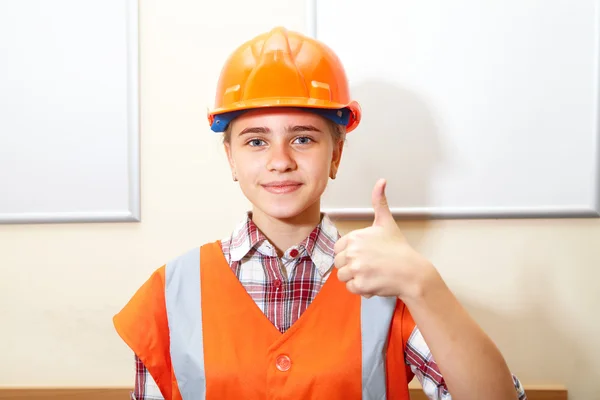 Jungunternehmer zeigt Geste im Büro — Stockfoto