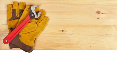 İngiliz anahtarı ve ahşap arka plan eldiven anahtarı