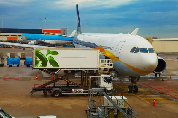 Avion lângă terminal într-un aeroport — Fotografie, imagine de stoc