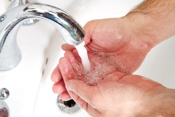 Homme se laver les mains dans la salle de bain — Photo