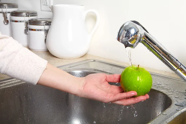 Зелене яблуко в раковині — стокове фото