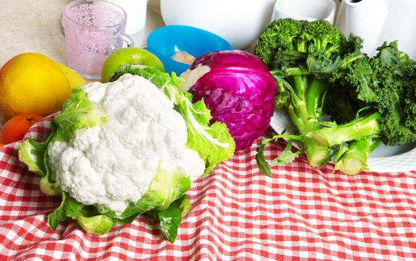 Gemüse und Obst auf dem Tisch — Stockfoto