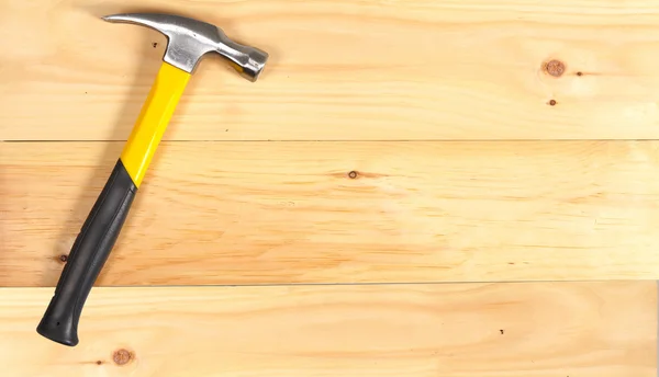 Chave de martelo no fundo de madeira — Fotografia de Stock