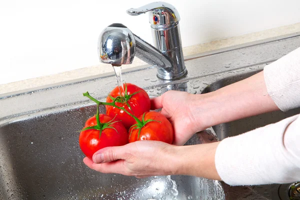 Pomodoro nel lavandino — Foto Stock