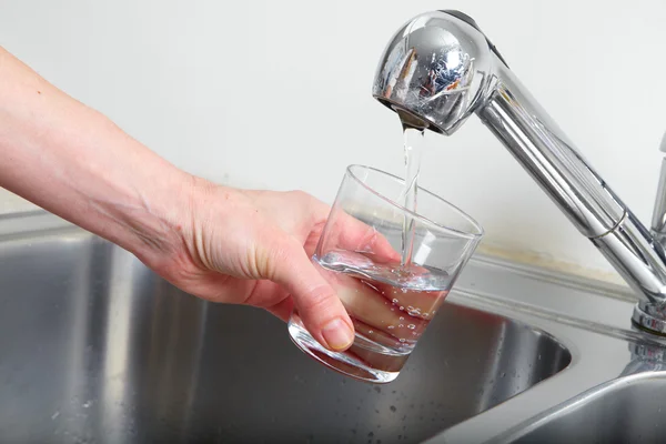 Füllen Glas Wasser — Stockfoto