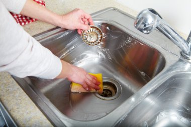 Kadın el evde mutfakta ev işleri yaparak