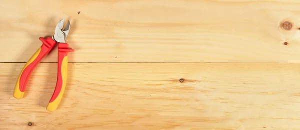 Pinza chiave su sfondo di legno — Foto Stock