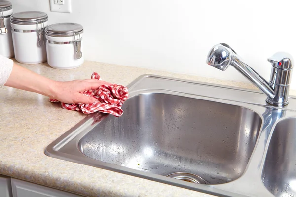 Nő kéz csinál házimunkát otthon a konyhában — Stock Fotó