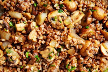 Kızarmış mantarlar kızartma tavasında