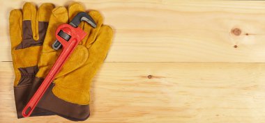 İngiliz anahtarı ve ahşap arka plan eldiven anahtarı