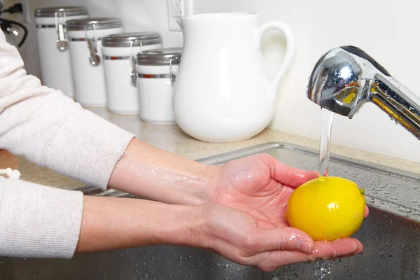 Lemon in the sink — Stock Photo, Image